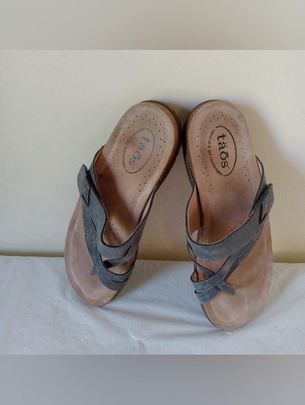 Taos Gray Perfect Design Toe Loop Sandals 10 $150